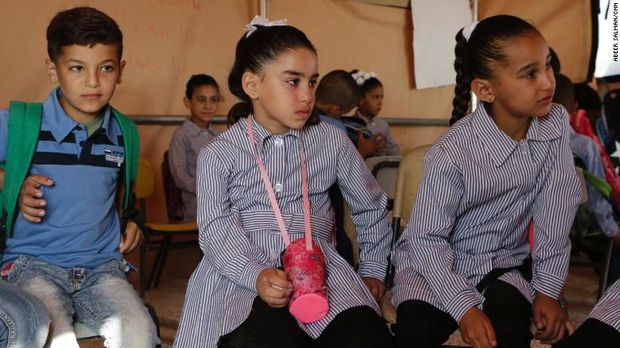 Anak-anak Palestina yang berada di Jub El-Thib, sebelah timur kota Bethlehem harus berkecil hati dan bersabar. Sekolah yang menjadi tempat mereka menimba ilmu dihancurkan oleh pasukan Israel. Mimpi mereka untuk mengenyam pendidikan di tempat layak pun sirna.