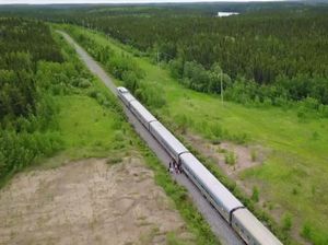 Orang-orang yang Mau Membeli Rel Kereta Api