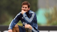 Messi serius sekali. Kira-kira sedang memikirkan apa ya? (Foto: Marcos Brindicci/REUTERS)