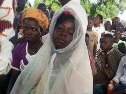 Viral, Pengantin Wanita Pakai Gaun Dari Kelambu Jaring Nyamuk