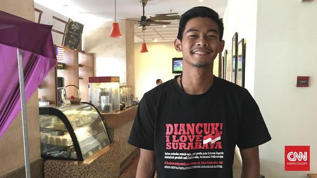 Satria Tama kerap bermain gitar di waktu luang.