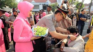 Penghormatan Polrestabes Surabaya untuk Anggota yang Pensiun