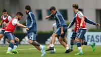 Paulo Dybala menggiring si kulit bundar dalam sesi latihan. (Foto: Marcos Brindicci/REUTERS)