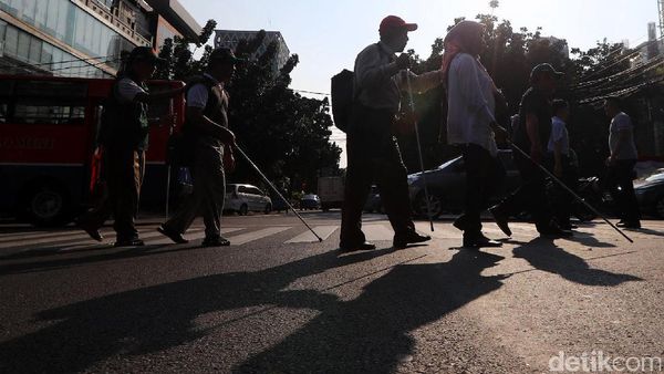 Memantau Jalur Pedestrian agar Ramah bagi Disabilitas