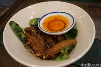 Chicken wings berpadu saus cocol khas Thailand.