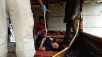 Foto: Reka Ulang Adegan Pembunuhan Sadis Nenek Elih