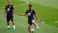 Gelandang bertahan Real Madrid, Casemiro, sedang memainkan bola. Di belakangnya ada penyerang milik Liverpool, Roberto Firmino. Foto: Buda Mendes/Getty Images