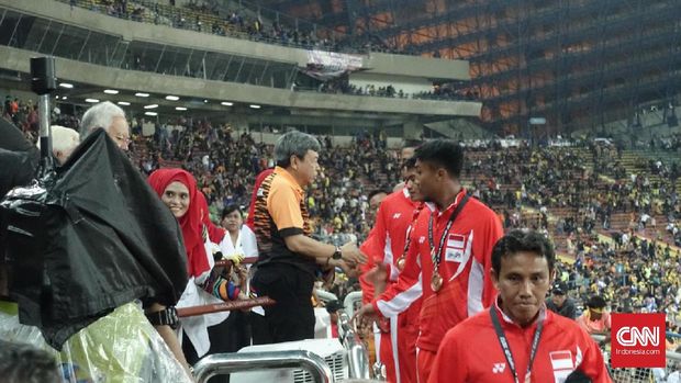 Asisten pelatih Timnas Indonesia, Bima Sakti, mewakili Luis Milla menerima pengalungan medali perunggu. (