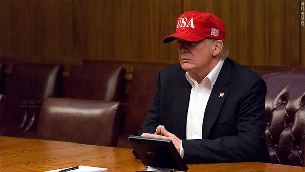 Foto: Ini Topi yang Bikin Trump Dikritik Saat Kunjungi Korban Badai