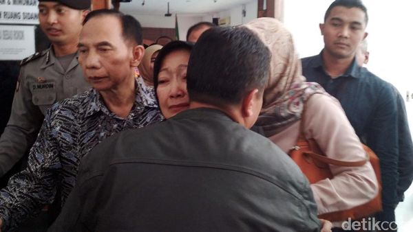 Pasutri Eks Walkot Cimahi Menangis Usai Sidang Vonis