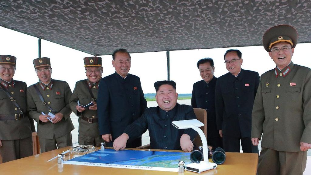 Senyum Puas Kim Jong-Un Saat Pantau Rudal Korut Diluncurkan