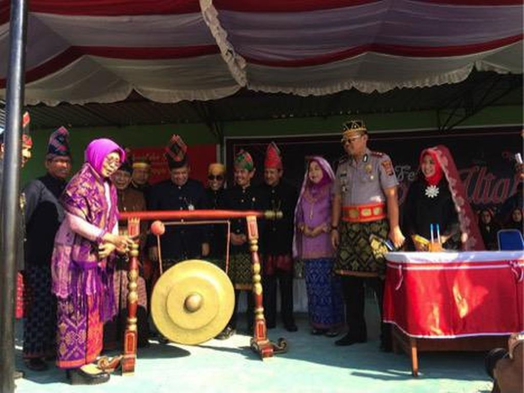 Pertama Digelar, Festival Moyo Utara Berlangsung Meriah Pertama Digelar, Festival Moyo Utara Berlangsung Meriah