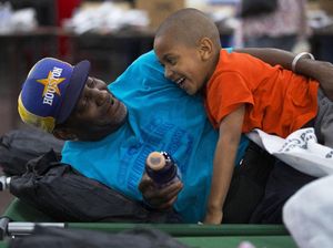 So Sweet! Saat Spiderman Kunjungi Anak Korban Banjir di Houston