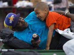 So Sweet! Saat Spiderman Kunjungi Anak Korban Banjir di Houston
