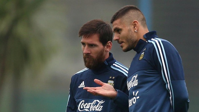 Football Soccer - Argentinas national soccer team training - World Cup 2018 Qualifiers - Buenos Aires, Argentina - August 29, 2017 - Argentinas Lionel Messi and Mauro Icardi talk during a training session ahead of their match against Uruguay. REUTERS/Marcos Brindicci
