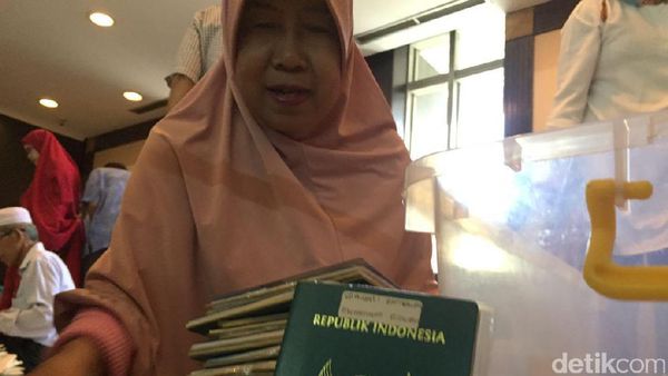 Foto: Saat Jemaah First Travel Mencari Paspor