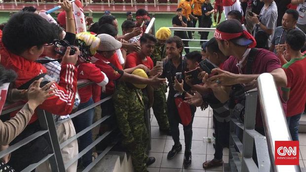 Luis Milla langsung diserbu para pendukung Timnas Indonesia untuk sekadar menyapa atau foto bareng di Stadion Selayang. (
