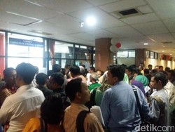 Antrean Wajib Pajak di Samsat Jaksel Mengular Panjang