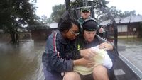 Foto-foto Heroik Evakuasi Korban Badai Harvey