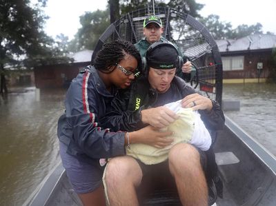 Foto-foto Heroik Evakuasi Korban Badai Harvey