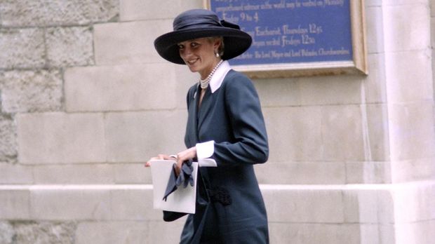 Britain's Princess Diana departs from St Stephen Walbrook in the city of London on July 14, 1994 after attending the wedding of Lady Sarah Armstring-Jones and Daniel Chatto. / AFP PHOTO / Adrian CLACK