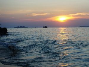 Senja Tenggelam di Pantai Tanjung Gelam