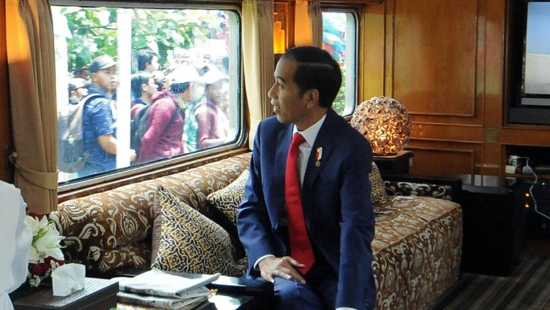 Jokowi di dalam kereta menuju Sukabumi (Agus Suparto) Jokowi di dalam kereta menuju Sukabumi (Agus Suparto)
