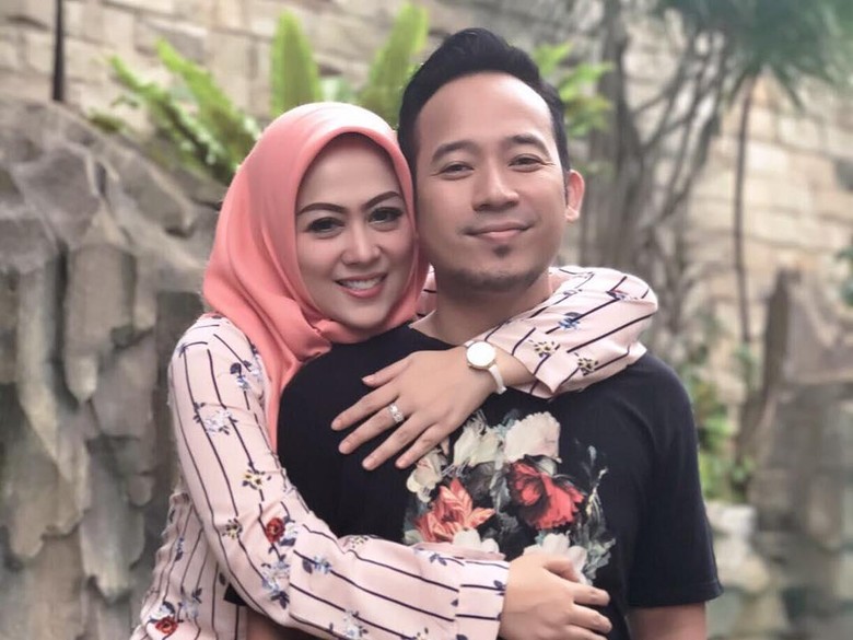 13 Tahun Menikah, Istri Denny Cagur Ingatkan Buku Nikah dan Poligami