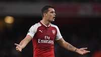 Granit Xhaka masih perlu membuktian meski mampu mencetak 7 assist di liga musim lalu. Gelandang Swiss itu dibeli Arsenal senilai 35 juta pound pada 2016 tapi sering kali bertindak ceroboh sehingga wasit pun tak segan mengeluarkan kartu merah. (Foto: Shaun Botterill/Getty Images)