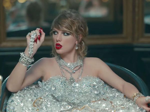 Ramai Pria Mandi Uang, Taylor Swift Pernah Mandi Berlian