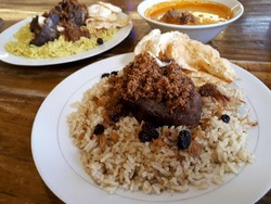 RM Puas Ibu Hj. Maryam: Sedapnya Nasi Kebuli dan Briyani Legendaris Berlauk Kambing Goreng