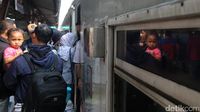Libur Panjang, Stasiun Pasar Senen Dipadati Penumpang