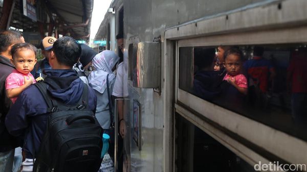 Libur Panjang, Stasiun Pasar Senen Dipadati Penumpang