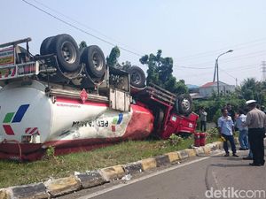 Truk Solar Pertamina Terguling di Cilegon, Muatan Tumpah