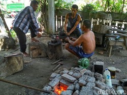 Musim Kemarau, Perajin Pandai Besi di Kediri Banjir Pesanan