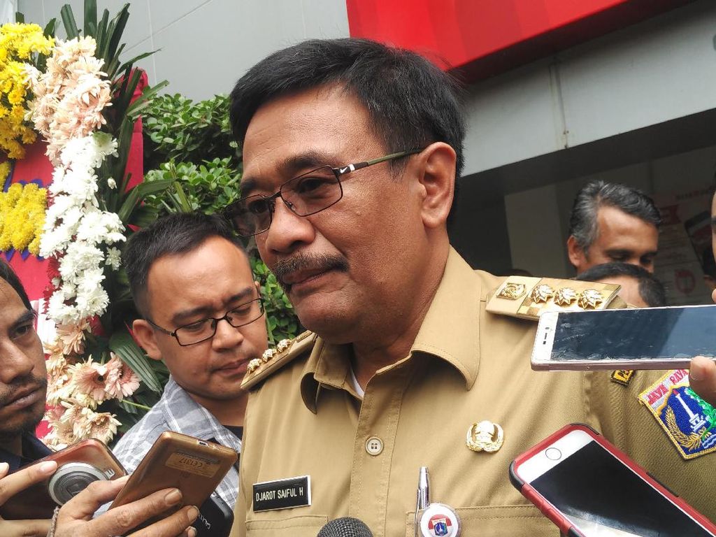 Djarot Minta Warga Tak Adukan Masalah Sepele Melalui Qlue Djarot Minta Warga Tak Adukan Masalah Sepele Melalui Qlue