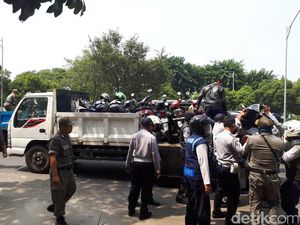 Satpol PP Tertibkan Trotoar di Gambir