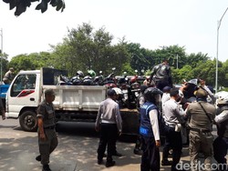 Satpol PP Tertibkan Trotoar di Gambir