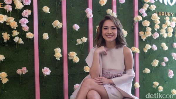 Foto: Cantiknya BCL Tampil Berbunga-bunga dengan Busana Serba Pink