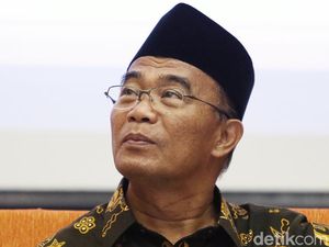 Mendikbud Sebut Tak Ada Sekolah Larang Siswi Bercadar Mendikbud Sebut Tak Ada Sekolah Larang Siswi Bercadar