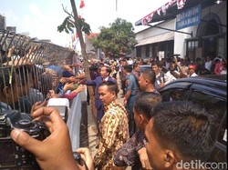 Jokowi Tiba di Stasiun Sukabumi, Warga Berebut Ingin Salaman