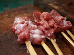 Empuknya Sate Kambing dan Nasi Kabsah di Sate Tegal Abu Salim!