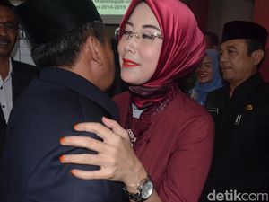 Selly Gantina Resmi Jadi Wabup Cirebon Gantikan Gotas Selly Gantina Resmi Jadi Wabup Cirebon Gantikan Gotas