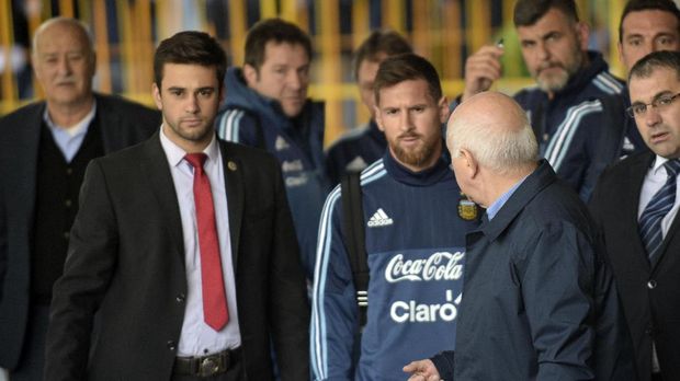 Lionel Messi memperhatikan anak kecil yang diusir pihak keamanan ketika ingin mendekati dirinya.