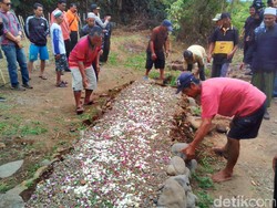 Warga Bongkar Tumpukan Batu Menyerupai Makam