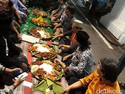 Warga Tegal Potong Tumpeng di Depan Balai Kota
