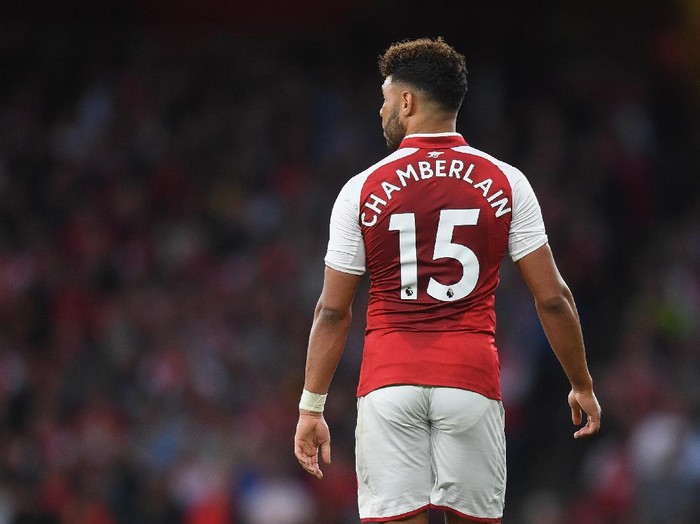 Oxlade-Chamberlain Telah Berkostum Liverpool