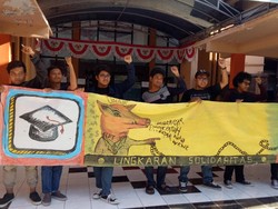 Sesalkan Sanksi Berupa Denda, Mahasiswa Unair Gelar Aksi Simbolik