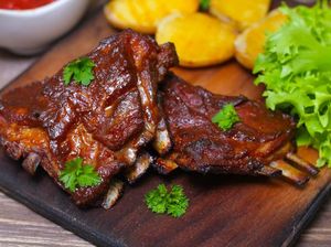 Kambing Bakar yang Gurih Empuk, Enak Dicocol dengan Sambal Kecap! Kambing Bakar yang Gurih Empuk, Enak Dicocol dengan Sambal Kecap!