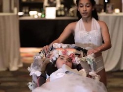 Momen Haru Gadis 12 Tahun dan Adiknya yang Difabel Menari di Pernikahan Ibunya